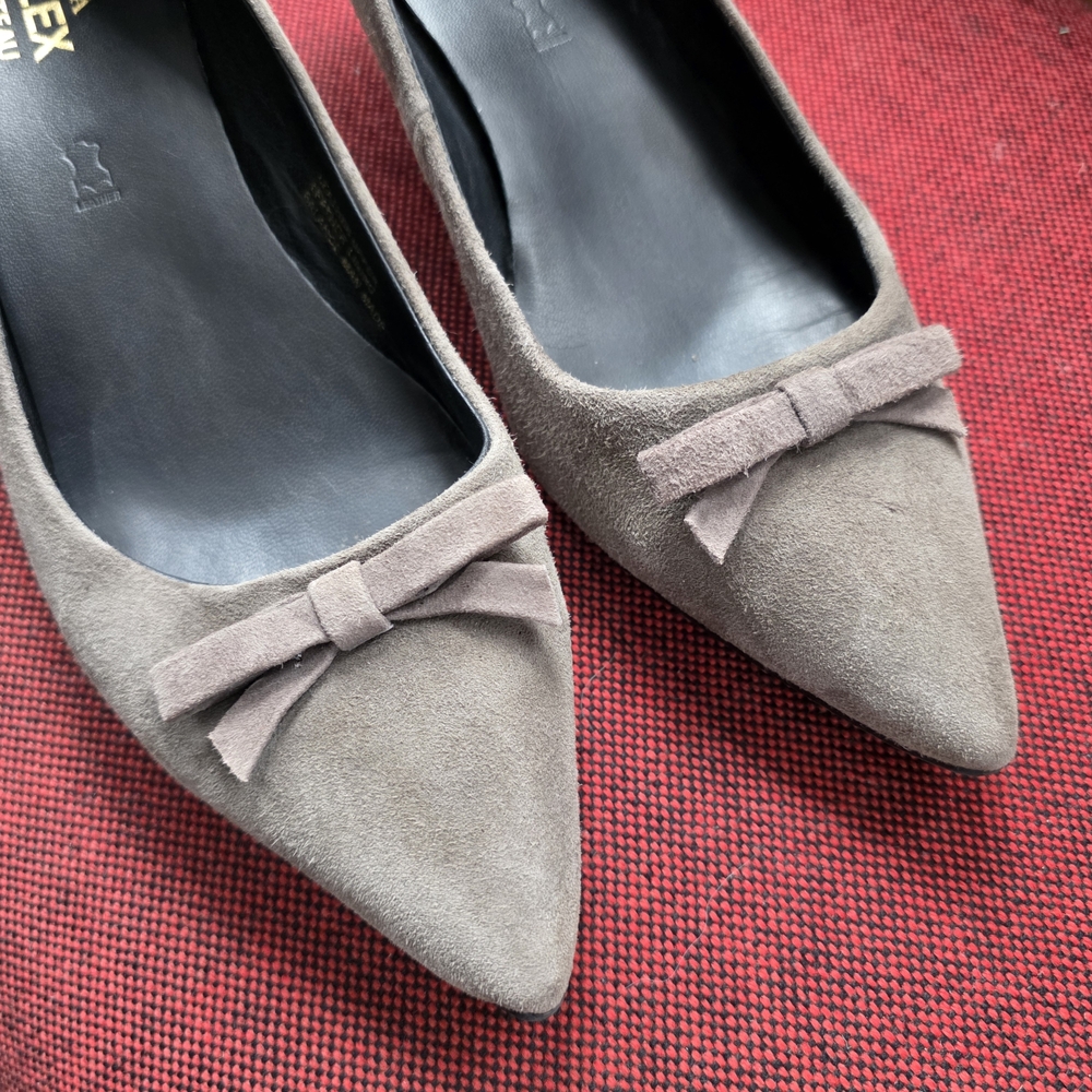 Le Chateau Pointed Toe Grey Suede ladies Shoes Sz 9 with a bow Coquette Romantic